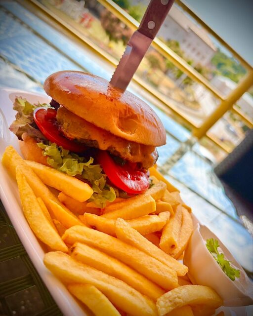 🍔🔥 NA EZ AZ, AMIT NEM KELL TÚLGONDOLNI!

Piros paradicsom. Friss saláta. Szaftos hús. Puha buci.
Mellé egy adag ropogós sült krumpli. 🤤🍟

És most őszintén…

MI A FRANCNAK FŐZNÉL MA? 😂

👉 Fogd a telefont.
👉 Rendelj a Pindliből.
👉 Aztán dőlj hátra és várd a kaját. 😎

Mert egy ilyen burger után már a konyhába is csak a sörért érdemes bemenni. 🍺🍔🔥

📲 RENDELJ ONLINE!
🚗 Kérd házhoz, vagy vidd magaddal!

WWW.PINDLI.HU