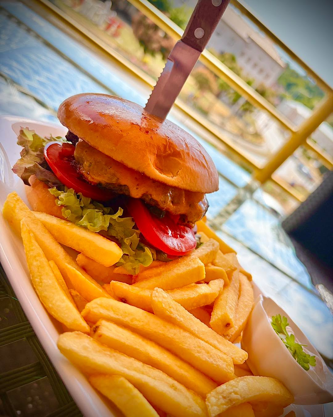 🍔🔥 NA EZ AZ, AMIT NEM KELL TÚLGONDOLNI!

Piros paradicsom. Friss saláta. Szaftos hús. Puha buci.
Mellé egy adag ropogós sült krumpli. 🤤🍟

És most őszintén…

MI A FRANCNAK FŐZNÉL MA? 😂

👉 Fogd a telefont.
👉 Rendelj a Pindliből.
👉 Aztán dőlj hátra és várd a kaját. 😎

Mert egy ilyen burger után már a konyhába is csak a sörért érdemes bemenni. 🍺🍔🔥

📲 RENDELJ ONLINE!
🚗 Kérd házhoz, vagy vidd magaddal!

WWW.PINDLI.HU