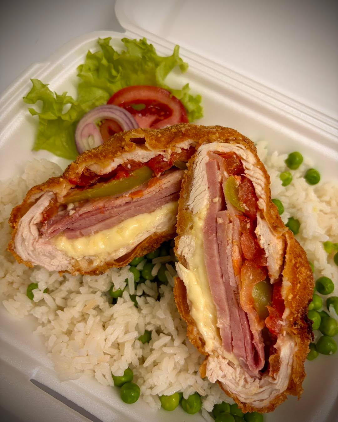 Fincsibe 🍗🔥
Szaftos csirkemell, sonka, bacon, hegyes erőspaprika, paradicsom és olvadós sajt… 🤤🧀🥓🌶️🍅

Egy kis csípősség, egy kis füstösség, rengeteg íz – ez bizony nem egy unalmas csirkemell! 😋

👉 Kóstold meg a Pindliben! ❤️